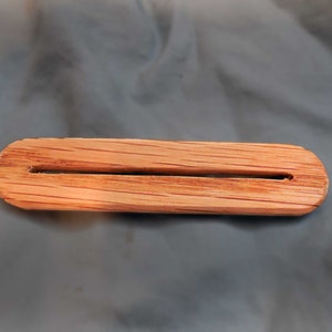 Zahnpasta-Quetschpresse aus Holz - Roteiche