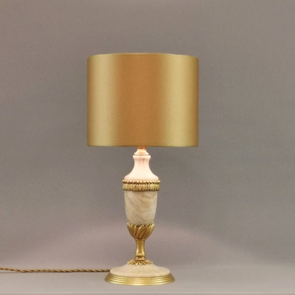 Piccola lampada da tavolo vintage francese in marmo / oro con paralume satinato