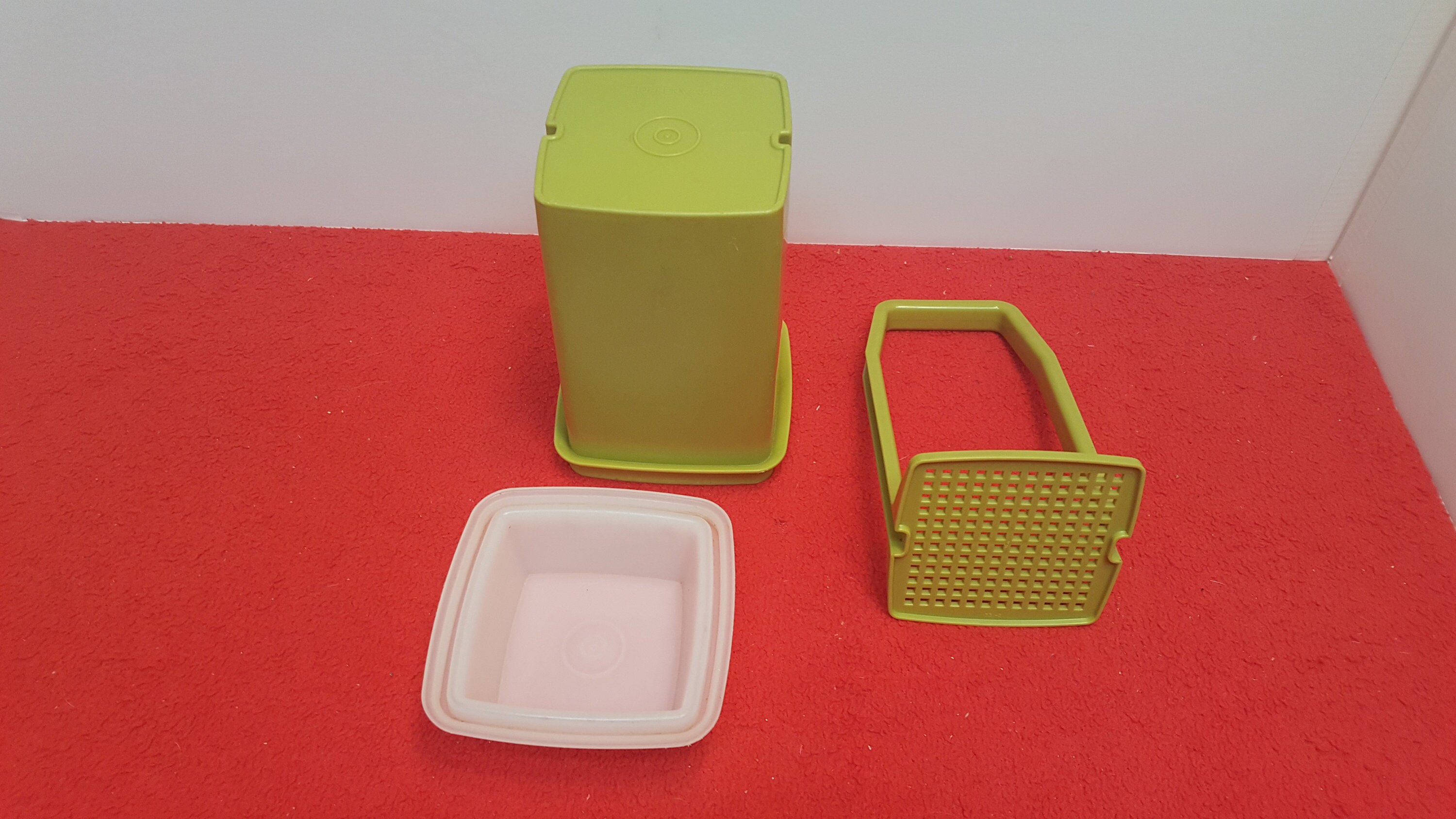 Tupperware 5 Cup Pick A Deli Pickle Keeper Container, Fuchsia Pink,  7.5-Inch (Original Version)