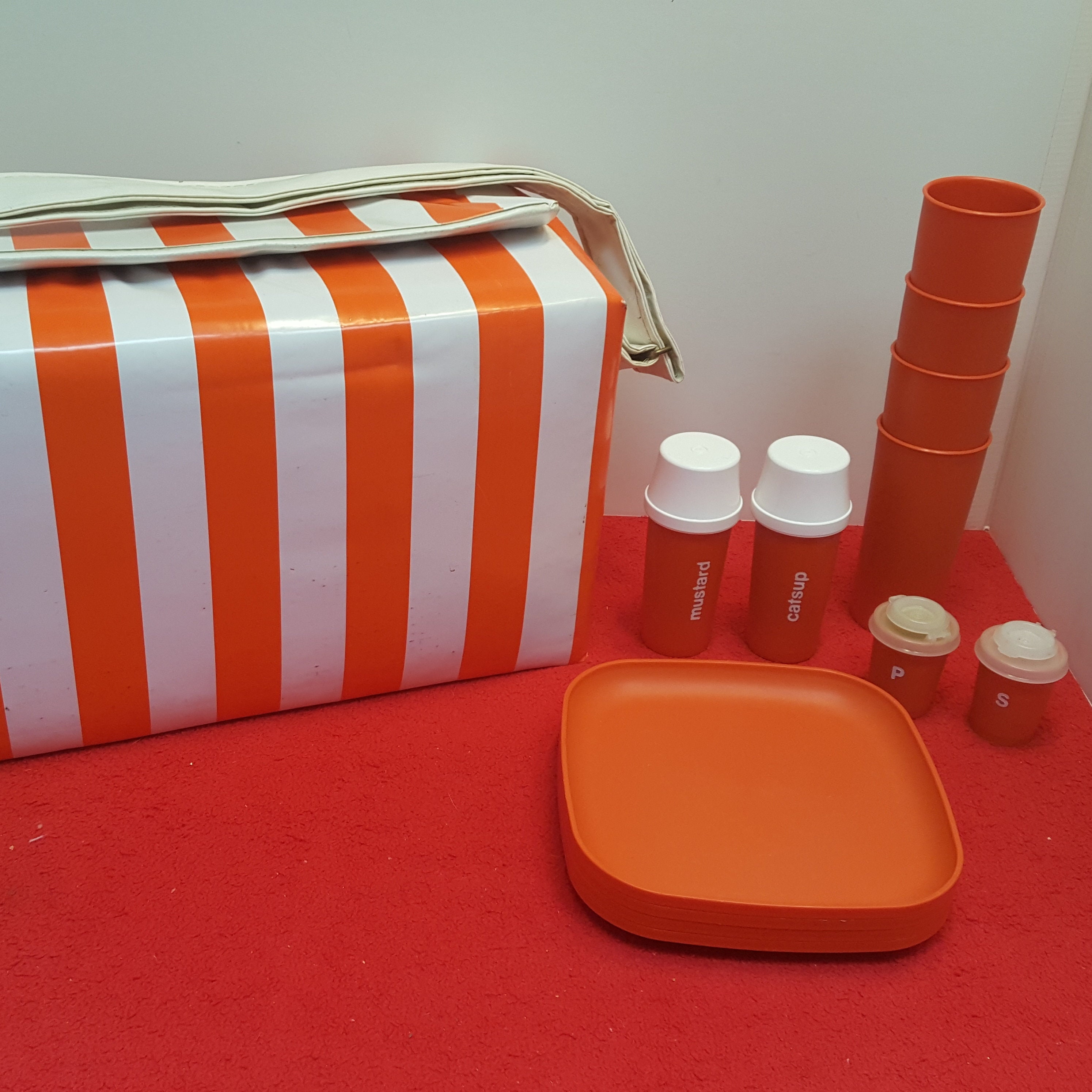 DO YOU REMEMBER THE 60S 70S 80S, retro collectables: Retro tupperware  picnic set with carry handle and