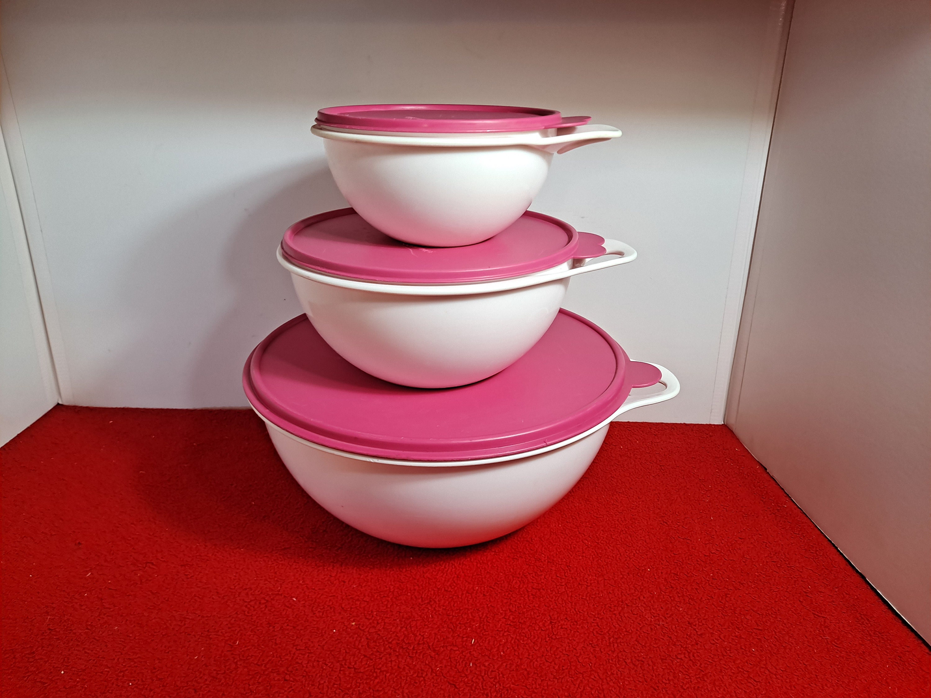 Tupperware Super Large White 32 Cup Thatsa Bowl Container W/Pink Lid