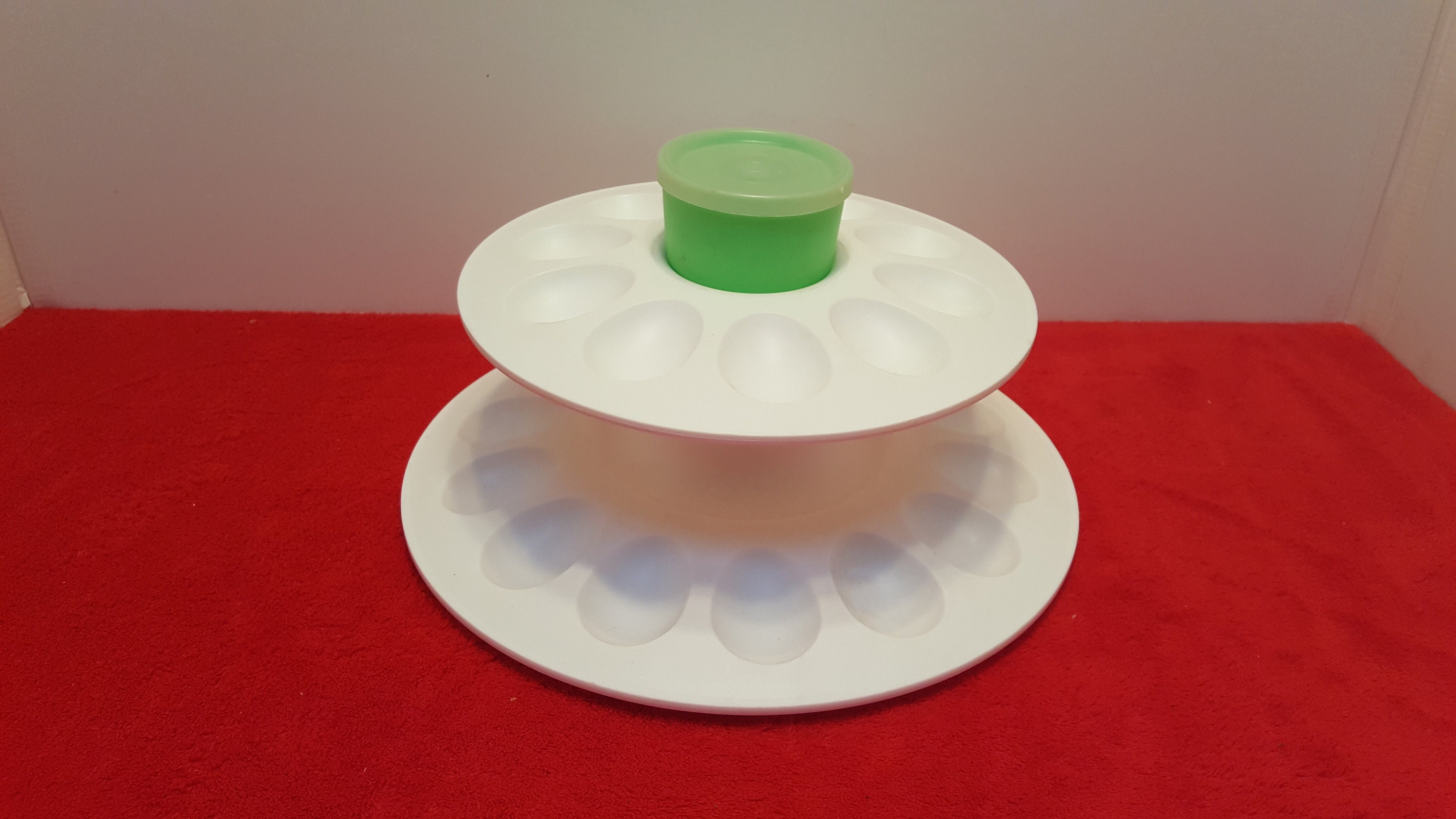 Plastic Tupperware Round Cake Taker & Egg-ceptional Server Set