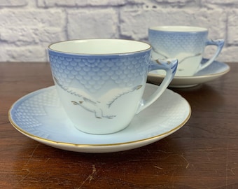 Paire de tasses à thé et soucoupes Bing et Grondahl Seagull, porcelaine de Copenhague vintage bleue et blanche