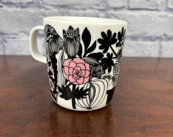 Marimekko Oiva Siirtolapuutarha Mug with Black Line Drawing with Pink Accents