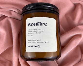 Bonfire | Wędzona wanilia, prażony kasztan, sumak i trzeszcząca brzoza, świeca z wosku sojowego i kokosa z drewnianym knotem | 7,5 uncji, zrównoważona i nietestowana na zwierzętach