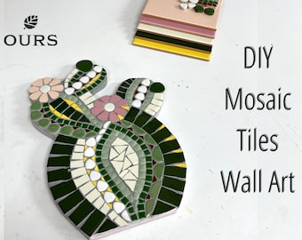 Könnte beinhalten: DIY Mosaikfliesen Wandkunst mit einem grünen Kaktus mit rosa Blüten. Der Kaktus besteht aus kleinen, bunten Mosaikfliesen.