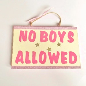 Placa de aviso rosa com a frase "Proibido para meninos" para porta de quarto infantil - Presente divertido para meninas e irmãs