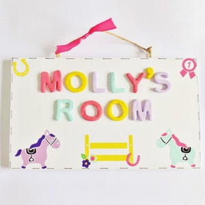 Plaque nominative poney, chevaux pour enfants, porte de la chambre, plaque nominative, décoration murale pour la maison, cadeau personnalisé pour les enfants qui aiment les chevaux