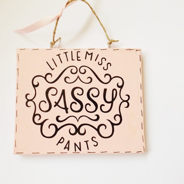 Miss Sassy Pants Pink Sign Placa de pared Decoración para el hogar Mujeres Adolescentes Niñas Idea de regalo
