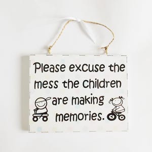 Letrero con frase divertida y sentimental para niños, ideal como regalo para un nuevo hogar, familia y amigos.