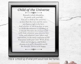 Puede incluir: Impresión enmarcada con el texto "Child of the Universe" en un marco negro. La impresión presenta un poema sobre la autoaceptación y la búsqueda de la paz. El marco se muestra sobre una superficie blanca.