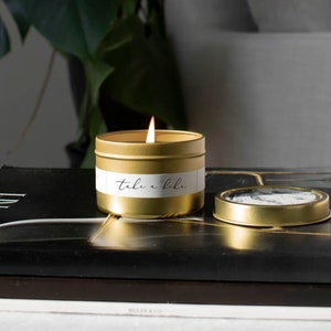 Świeca podróżna Take A Hike Gold, świeca aromaterapeutyczna, upominek w postaci świecy, prezent na uważność