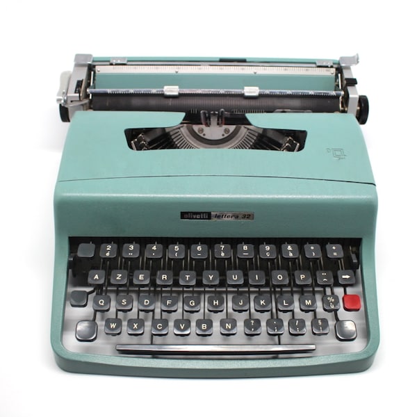 Typewriter Olivetti Lettera 32