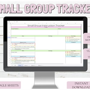 Könnte beinhalten: Ein Computermonitor zeigt eine "Small Group Tracker"-Tabelle. Die Tabelle enthält Abschnitte für Schülernamen, Kompetenzstufen und nächste Schritte. Der Text auf dem Bildschirm enthält "Progress Monitoring", "Year Long Data Tracker" und "Google Sheets".