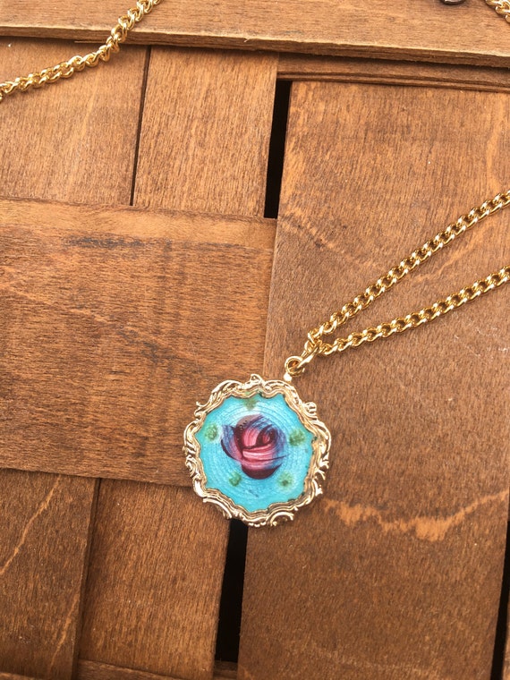 Pretty Vintage Enamel Flower Pendant Necklace