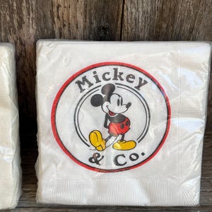 Pode incluir: Um conjunto de tr&ecirc;s canecas de cer&acirc;mica com acabamento fosco e salpicado. As canecas s&atilde;o em tons de creme, cinza claro e cinza escuro. Cada caneca tem um design simples e minimalista.