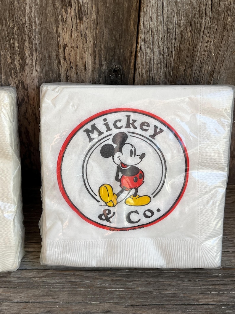 Pode incluir: Um conjunto de tr&ecirc;s canecas de cer&acirc;mica com acabamento fosco e salpicado. As canecas s&atilde;o em tons de creme, cinza claro e cinza escuro. Cada caneca tem um design simples e minimalista.