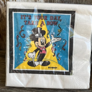 Pode incluir: Uma caneca de cer&acirc;mica branca com uma al&ccedil;a preta e o texto "But First, Coffee" em negrito preto. A caneca est&aacute; sobre um fundo neutro, destacando seu design simples.