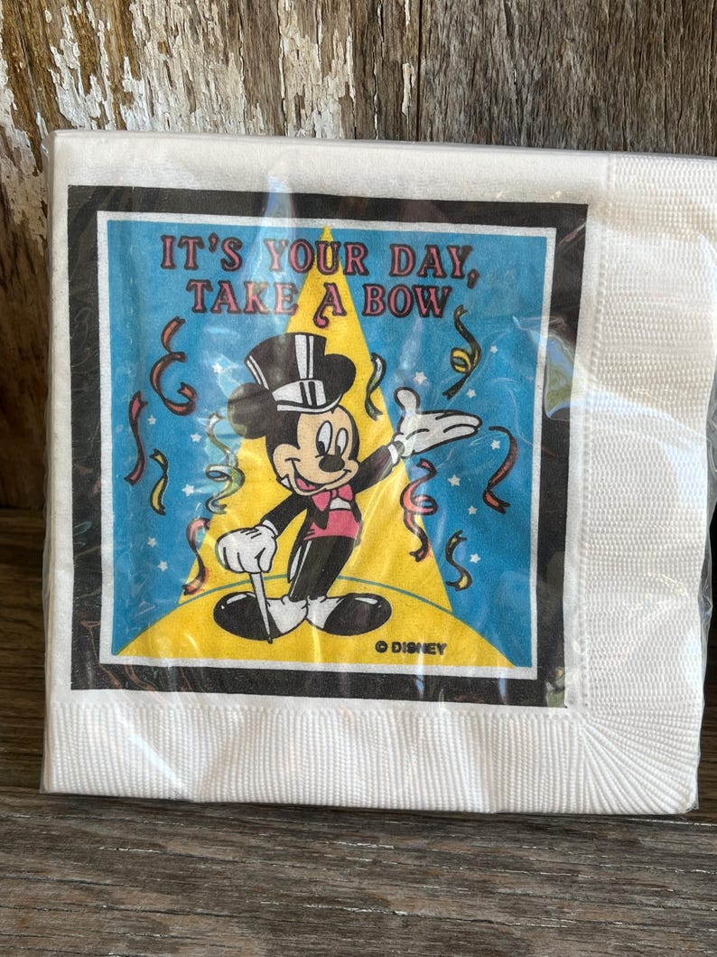 Pode incluir: Uma caneca de cer&acirc;mica branca com uma al&ccedil;a preta e o texto "But First, Coffee" em negrito preto. A caneca est&aacute; sobre um fundo neutro, destacando seu design simples.