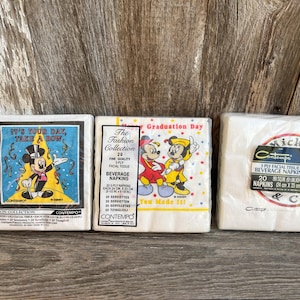 Pode incluir: Um conjunto de tr&ecirc;s canecas de cer&acirc;mica com acabamento fosco e salpicado. As canecas s&atilde;o em tons de creme, cinza claro e cinza escuro. Cada caneca tem um design simples e minimalista, perfeito para caf&eacute; ou ch&aacute;.