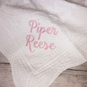 Puede incluir: Manta de bebé acolchada blanca con un nombre bordado en rosa "Piper Reese"