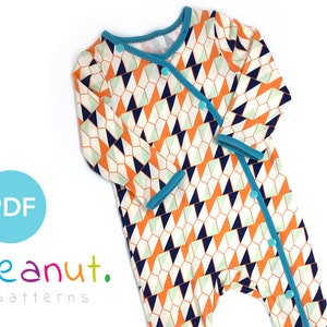 Könnte beinhalten: Ein PDF-Schnittmuster für einen Baby-Strampler mit geometrischem Muster in Orange, Blau und Weiß. Der Strampler hat einen türkisfarbenen Besatz und Druckknöpfe.