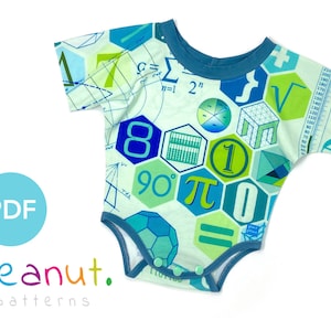 Puede incluir: Un body blanco para bebé con un estampado azul y verde de símbolos matemáticos y números. El body tiene mangas cortas y cierre a presión.