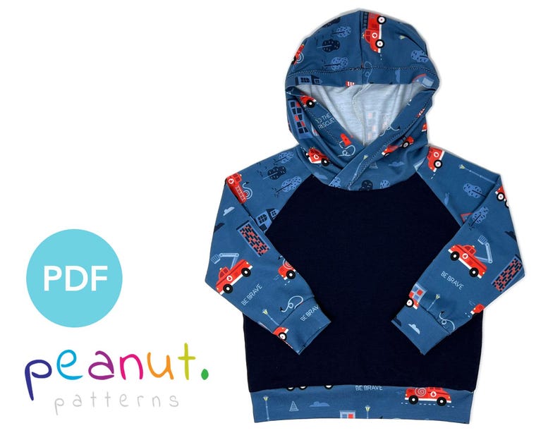 Puede incluir: Patr&oacute;n de costura PDF para una sudadera con capucha azul con estampado de cami&oacute;n de bomberos rojo. El patr&oacute;n incluye el texto "Be Brave" en las mangas y "The Bravest" en la capucha.