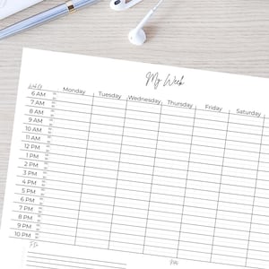 Puede incluir: Un planificador semanal blanco con el título "My Week" en cursiva. El planificador tiene columnas para cada día y franjas horarias de 6 AM a 10 PM. Un bolígrafo, gafas y auriculares están sobre la superficie de madera.