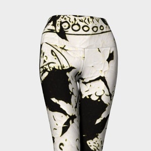 Leggings noirs et blancs avec art gothique, texture fissurée déchirée, art du texte, leggings de yoga pour femme, pantalons de fitness pour elle, collants de créateur image 1