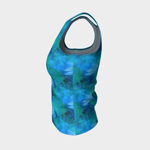 Pode incluir: Um top sem mangas azul e verde com um padr&atilde;o tie-dye.