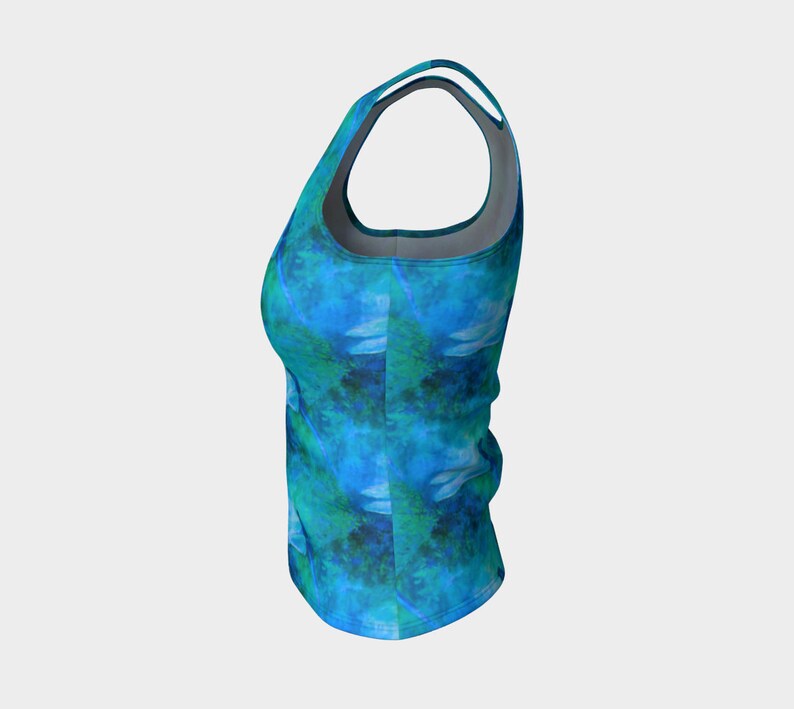 Pode incluir: Um top sem mangas azul e verde com um padr&atilde;o tie-dye.