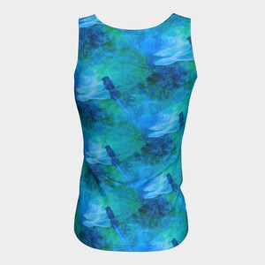 Pode incluir: Um top azul sem mangas com uma estampa de lib&eacute;lulas em estilo aquarela sobre um fundo azul e verde.