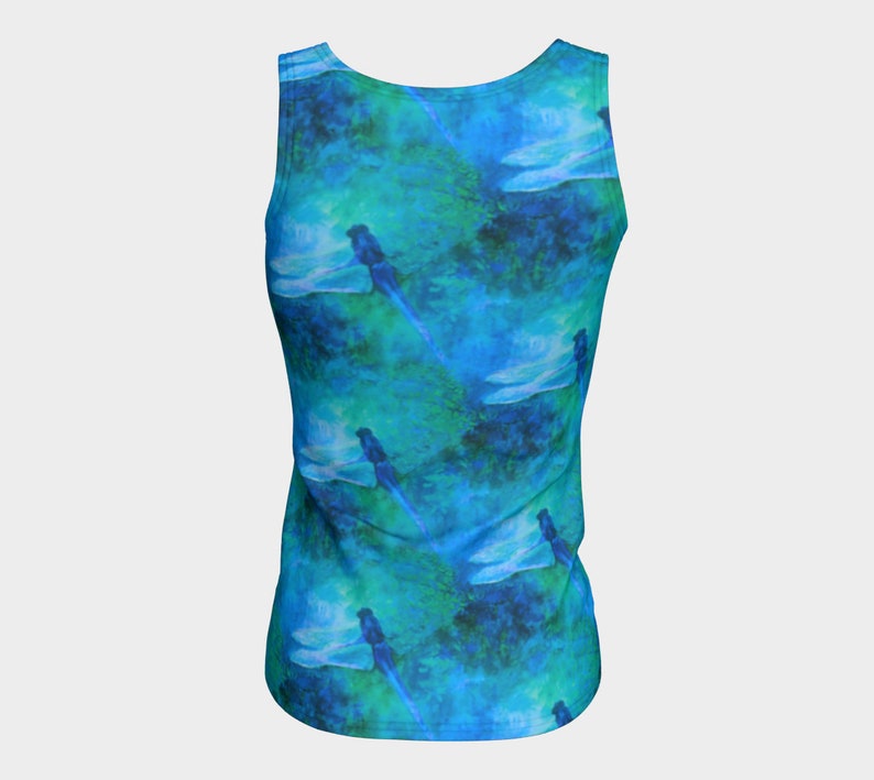 Pode incluir: Um top azul sem mangas com uma estampa de lib&eacute;lulas em estilo aquarela sobre um fundo azul e verde.
