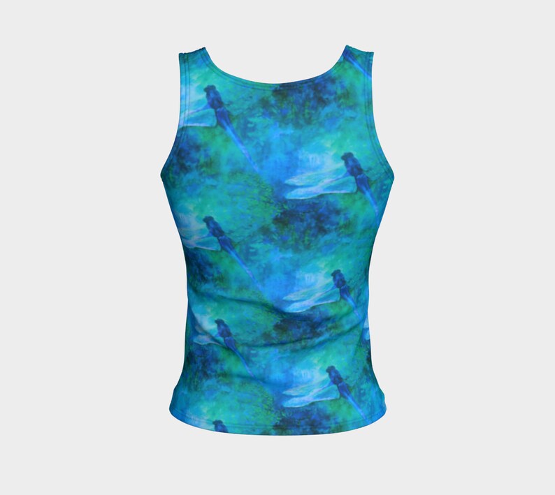 Pode incluir: Um top azul sem mangas com uma estampa de lib&eacute;lulas em estilo aquarela sobre um fundo azul e verde.