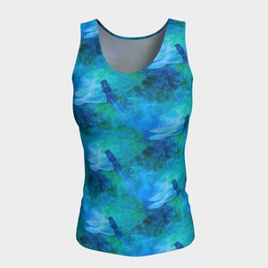 Pode incluir: Um top azul sem mangas com um padr&atilde;o de aquarela de lib&eacute;lulas. As lib&eacute;lulas s&atilde;o azuis e verdes e voam em diferentes dire&ccedil;&otilde;es.