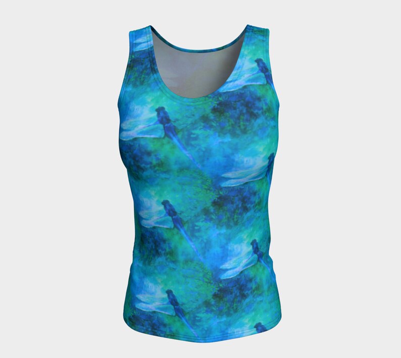 Pode incluir: Um top azul sem mangas com um padr&atilde;o de aquarela de lib&eacute;lulas. As lib&eacute;lulas s&atilde;o azuis e verdes e voam em diferentes dire&ccedil;&otilde;es.