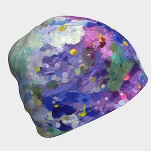 Pu&ograve; includere: Un berretto viola, blu, verde e giallo con un design astratto di schizzi di vernice.
