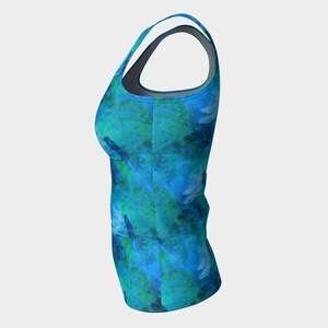 Pode incluir: Um top sem mangas azul e verde com um padr&atilde;o semelhante &agrave; aquarela. O padr&atilde;o apresenta formas abstratas e redemoinhos.
