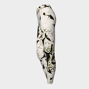 Leggings noirs et blancs avec art gothique, texture fissurée déchirée, art du texte, leggings de yoga pour femme, pantalons de fitness pour elle, collants de créateur image 3