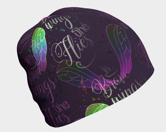 Bonnet Brave Wings, ailes arc-en-ciel violet vif et mots inspirants pour les athlètes, les survivants de maltraitance, les patients atteints de cancer et les guerriers chimio