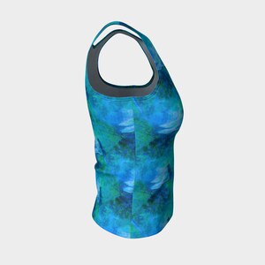 Pode incluir: Um top de tanque azul e verde com um padr&atilde;o tie-dye. O top tem um decote redondo e um estilo racerback.