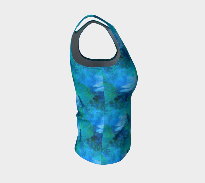 Pode incluir: Um top de tanque azul e verde com um padr&atilde;o tie-dye. O top tem um decote redondo e um estilo racerback.