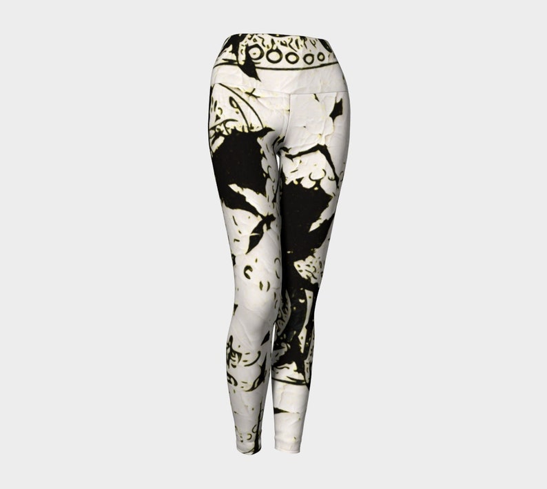 Leggings noirs et blancs avec art gothique, texture fissurée déchirée, art du texte, leggings de yoga pour femme, pantalons de fitness pour elle, collants de créateur image 1