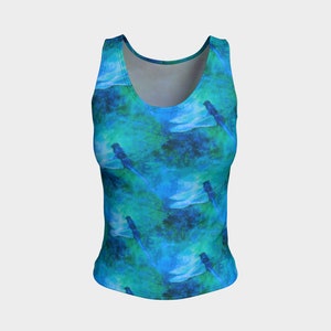 Pode incluir: Um top azul sem mangas com uma estampa de lib&eacute;lulas em estilo aquarela sobre um fundo azul e verde.