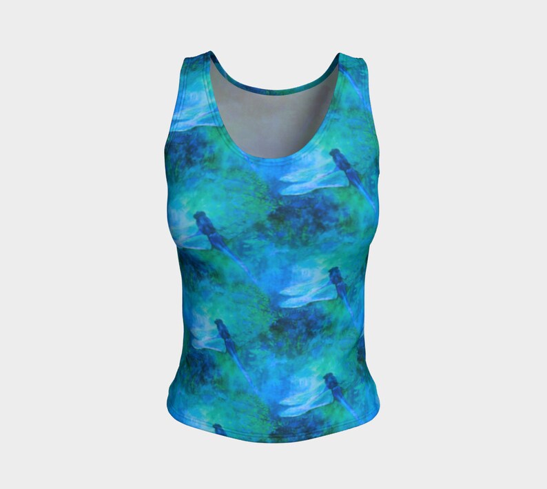 Pode incluir: Um top azul sem mangas com uma estampa de lib&eacute;lulas em estilo aquarela sobre um fundo azul e verde.