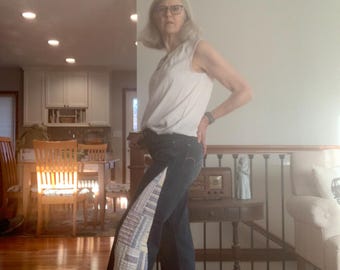 SIZE 8 One of a kind vintage Levi's quilt panel cropped jeans