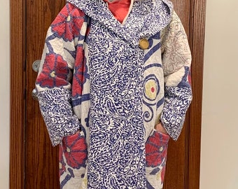 Hooded quilt coat, mid-length, in a colorful flower pattern. Made using an upcycled quilt