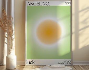 Könnte beinhalten: Ein grünes und gelbes Poster mit dem Text "Angel No. 777" oben und "luck" unten links. Das Poster hat auch den Text "fortune synchronicity" unten rechts.
