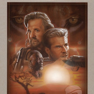 Puede incluir: Una impresión artística enmarcada con una ilustración al estilo de un cartel de película. La obra de arte representa a tres hombres, los ojos de un león y una escena de puesta de sol. La paleta de colores está dominada por tonos cálidos de naranja, marrón y amarillo.